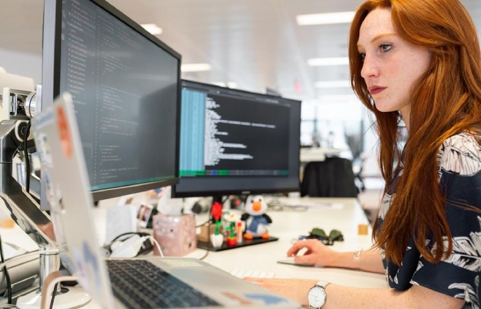 A woman in an office researching TEM on her computer