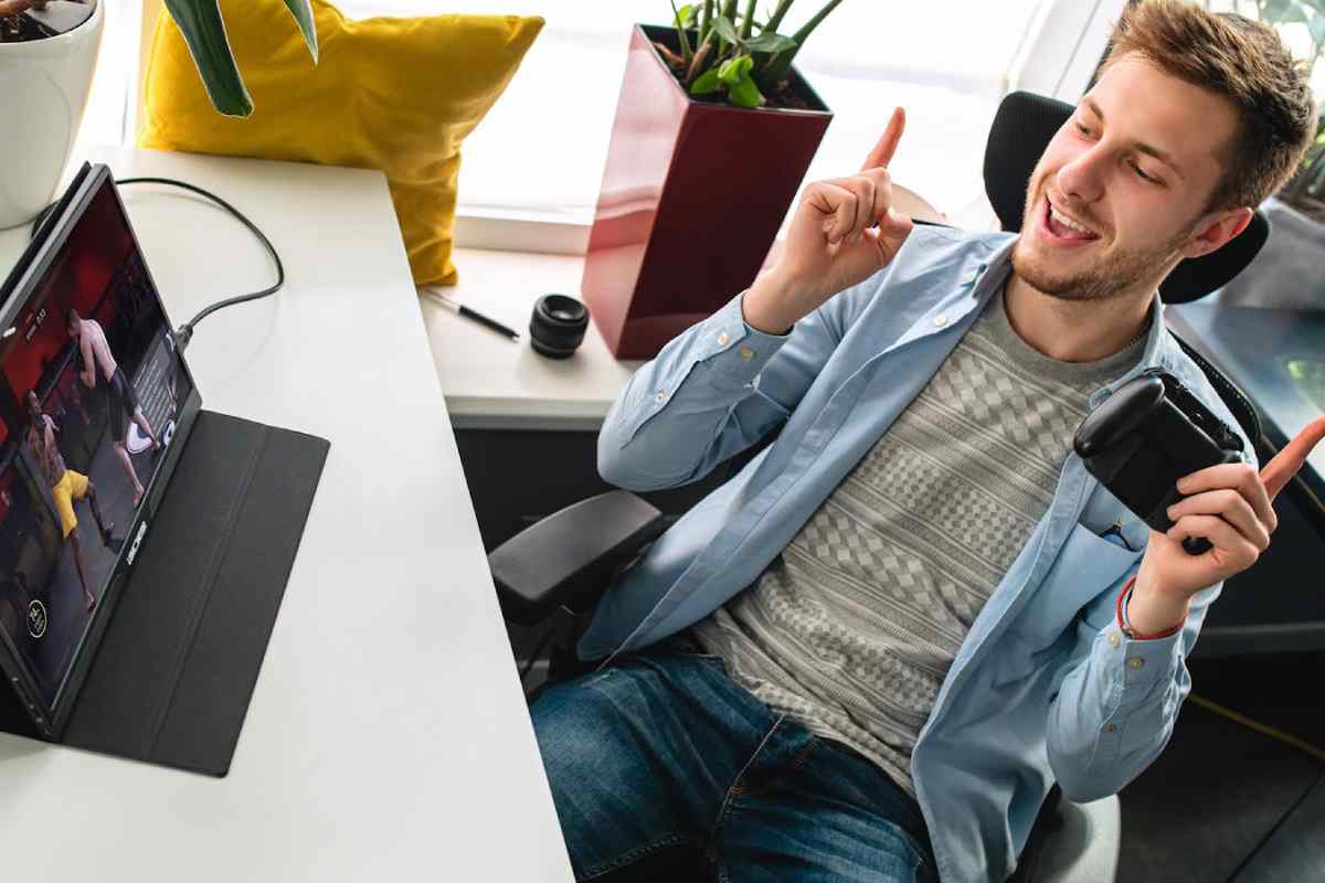 Lumonitor : A High-Quality Portable Machine