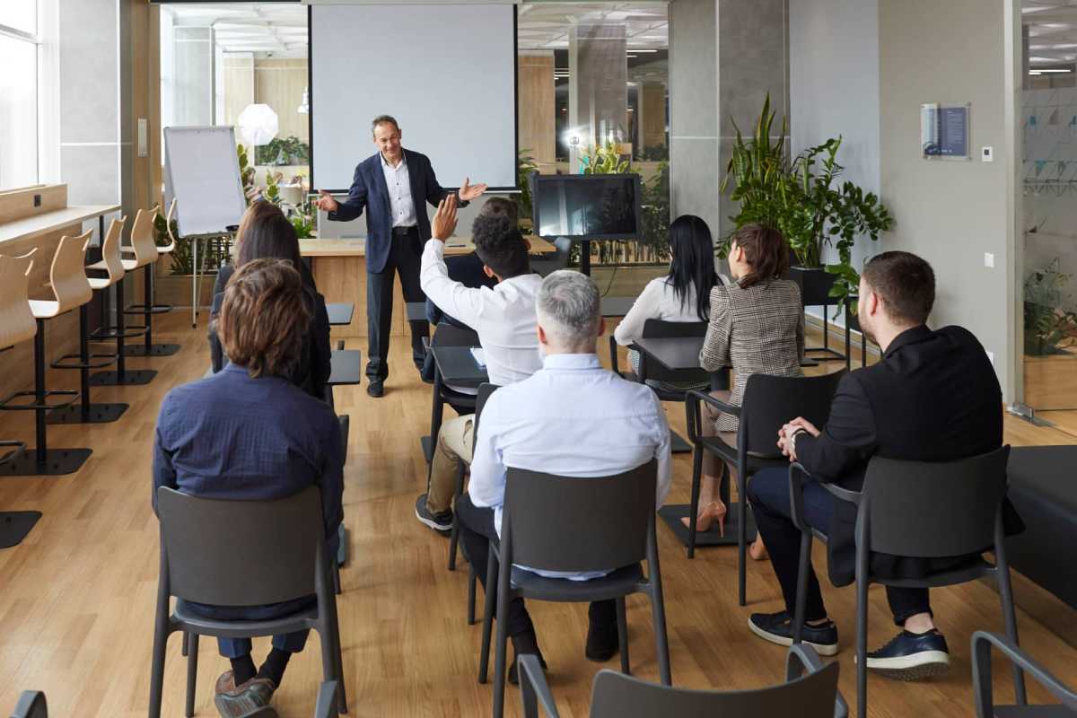 The Top 6 Benefits of Online Employee Training